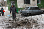 Местные жители рядом с жилым домом в Донецке, пострадавшим от ночного обстрела