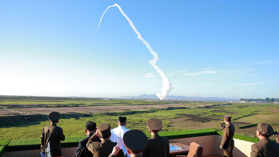 Северокорейский лидер Ким Чен Ын наблюдает за испытанием нового типа зенитной управляемой системы вооружения, организованной Академией национальной оборонной науки Северной Кореи, 28 мая 2017 года