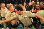 Полиция на ринге после поединка Эвандера Холифилда с Майком Тайсоном, 28 июня 1997 года
