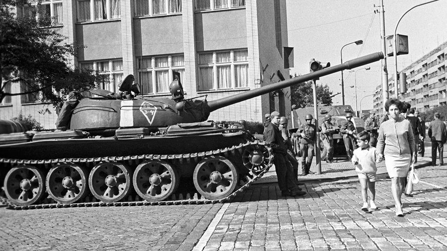 Советский танк на одной из улиц Праги в августе 1968 года