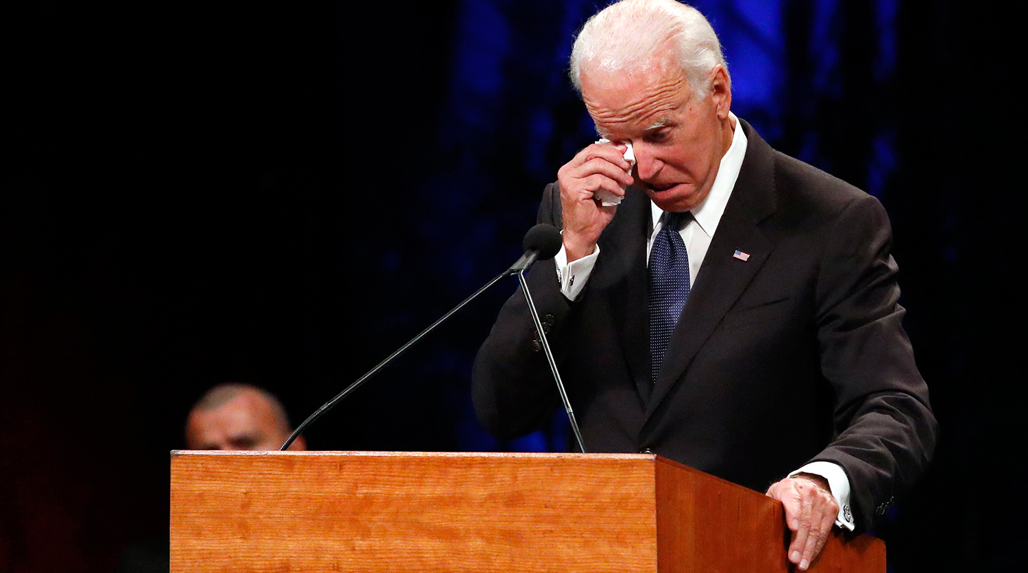 Бывший вице-президент США Джо Байден во время речи в память о сенаторе Джоне Маккейне в Баптистской...