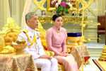 Король Таиланда Маха Вачиралонгкорн и его супруга, генерал Сутхида Вачиралонгкорн, во время церемонии бракосочетания во дворце Дусит в Бангкоке, 1 мая 2019 года