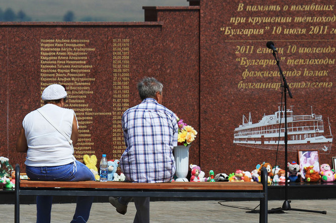Родственники у мемориала в память о погибших на теплоходе «Булгария» во 2-ю годовщину трегедии возле села Сюкеево Камско-Устьинского района республики Татарстан, июль 2013 год