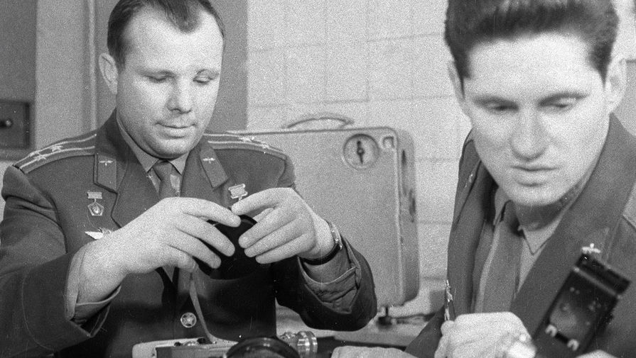 Летчик-космонавт СССР Юрий Гагарин проводит занятие с кандидатом на полет в космос Борисом Волыновым, 1967 год