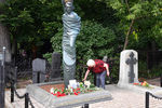 Памятник Владимиру Высоцкому на Ваганьковском кладбище в Москве после реконструкции, 24 июля 2020 года