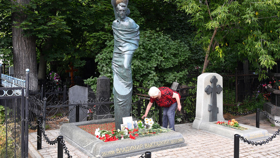 Памятник кобзону на востряковском кладбище фото