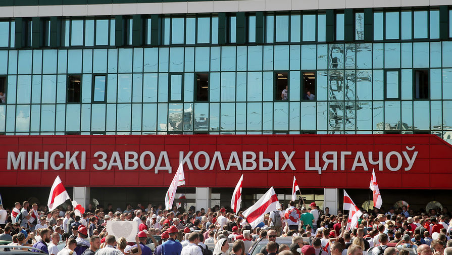 Рабочие во время митинга у&nbsp;Минского завода колесных тягачей, 17 августа 2020 года