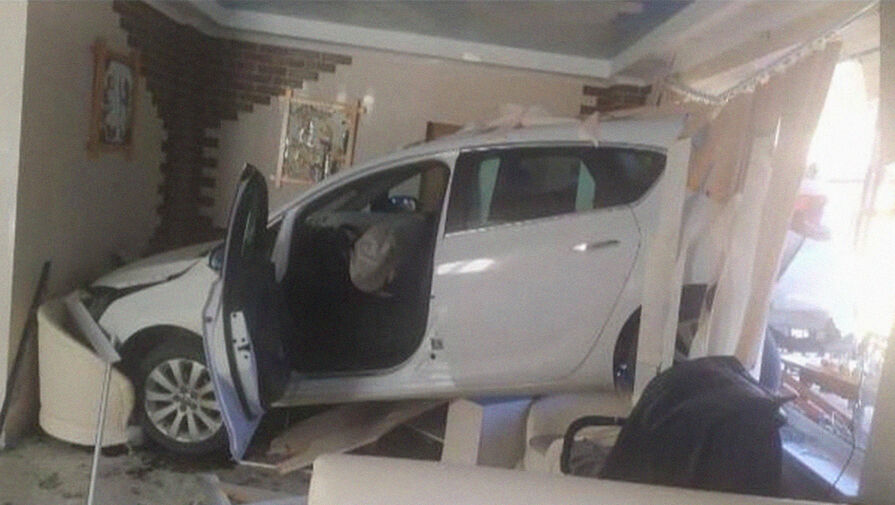 На Ставрополье девушка-водитель перепутала педали и въехала в окно частного дома