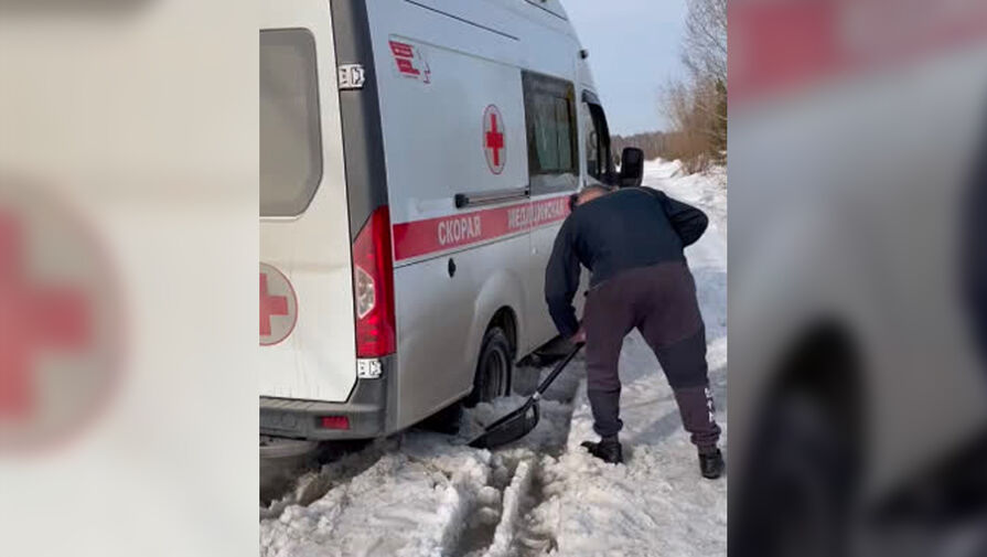В Новосибирске автомобиль скорой с тяжелым пациентом застрял в снегу