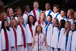 Селин Дион и хор поют «Боже, благослови Америку» перед началом Суперкубка XXXVII в Сан-Диего, 2003 год