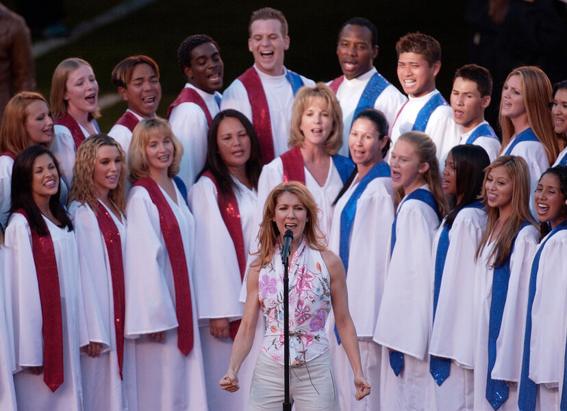 Селин Дион и хор поют «Боже, благослови Америку» перед&nbsp;началом Суперкубка XXXVII в&nbsp;Сан-Диего, 2003&nbsp;год