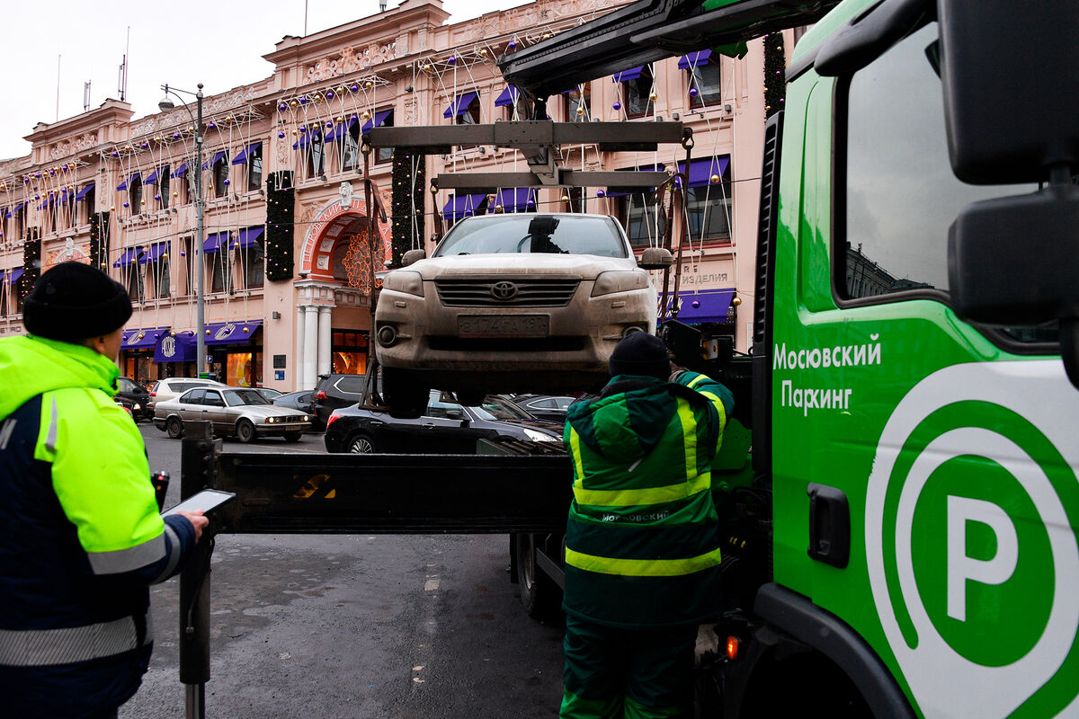 В Москве с парковок для инвалидов эвакуировали 7 тысяч дорогих автомобилей  - Газета.Ru | Новости