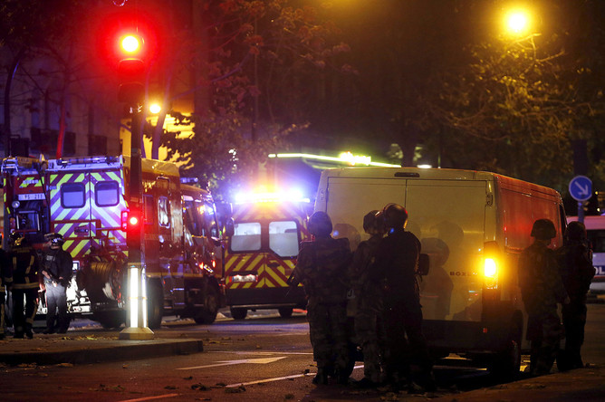 Ситуация около театра Bataclan, где взяты в заложники более 100 человек