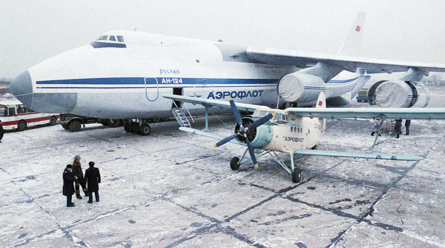 Самолеты Ан-124 «Руслан» и Ан-2 в аэропорту Владивостока, 1986 год