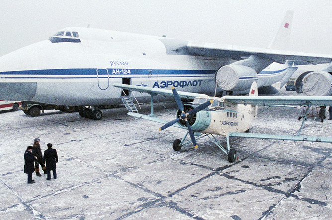 Самолеты Ан-124 «Руслан» и Ан-2 в аэропорту Владивостока, 1986 год