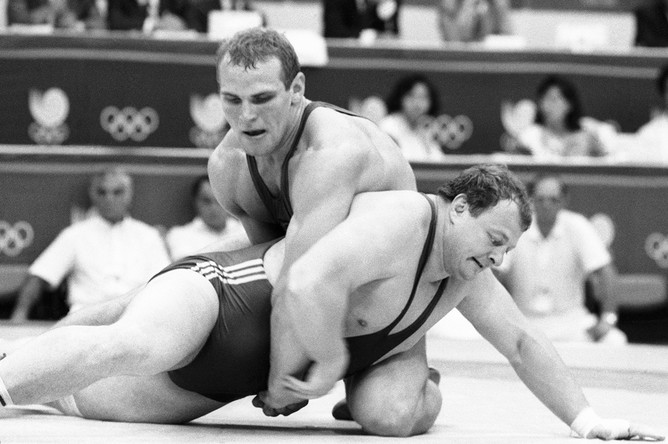 Александр Карелин во время схватки с болгарским спортсменом Рангелом Геровски на XXIV летней Олимпиаде в Сеуле, 1988 год