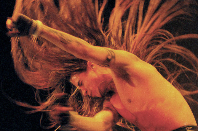 Вокалист группы Red Hot Chili Peppers Энтони Кидис во время концерта в Будапеште, 1996 год
