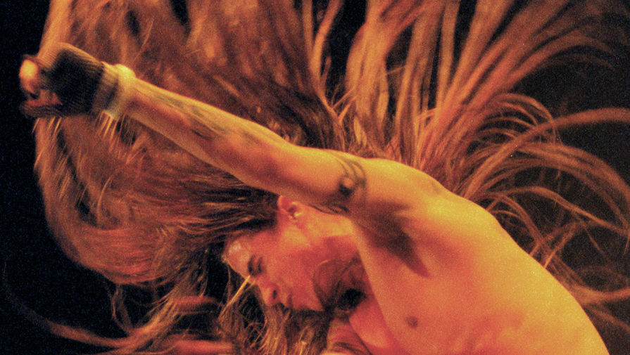 Вокалист группы Red Hot Chili Peppers Энтони Кидис во время концерта в&nbsp;Будапеште, 1996&nbsp;год