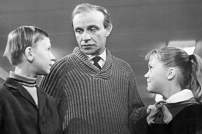 Кадр из художественного кинофильма «Звонят, откройте дверь» (1965)