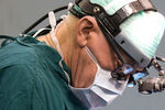 Лео Бокерия проводит операцию по пересадке сердечного клапана человеку из биоматериала, взятого от животного, 2011 год