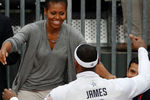 Мишель Обама с баскетболистом Леброном Джеймсом, 2012 год 