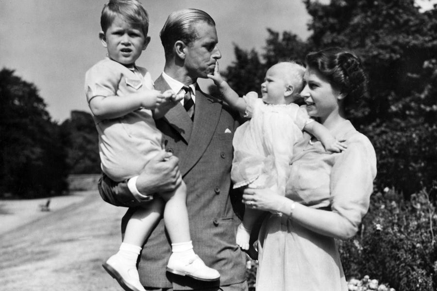 Первенец пары Чарльз родился 14&nbsp;ноября 1948&nbsp;года, а 15&nbsp;августа 1950-го на&nbsp;свет появилась дочь, принцесса Анна. На&nbsp;фото принцесса Елизавета и ее супруг принц Филипп Маунтбеттен с&nbsp;детьми в&nbsp;1951 году