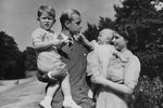 Первенец пары Чарльз родился 14 ноября 1948 года, а 15 августа 1950-го на свет появилась дочь, принцесса Анна. На фото принцесса Елизавета и ее супруг принц Филипп Маунтбеттен с детьми в 1951 году