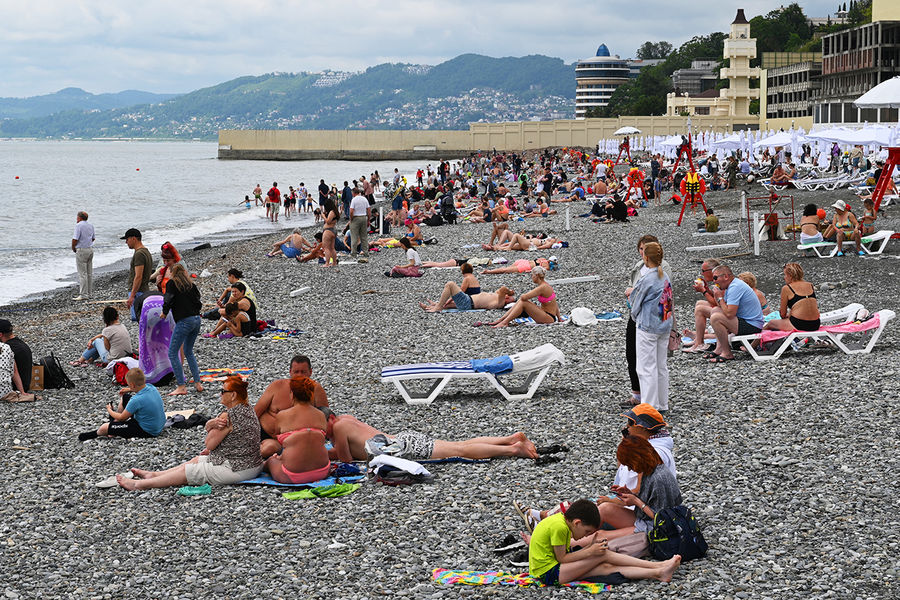 Отдыхающие на пляже в Сочи, июнь 2021 года