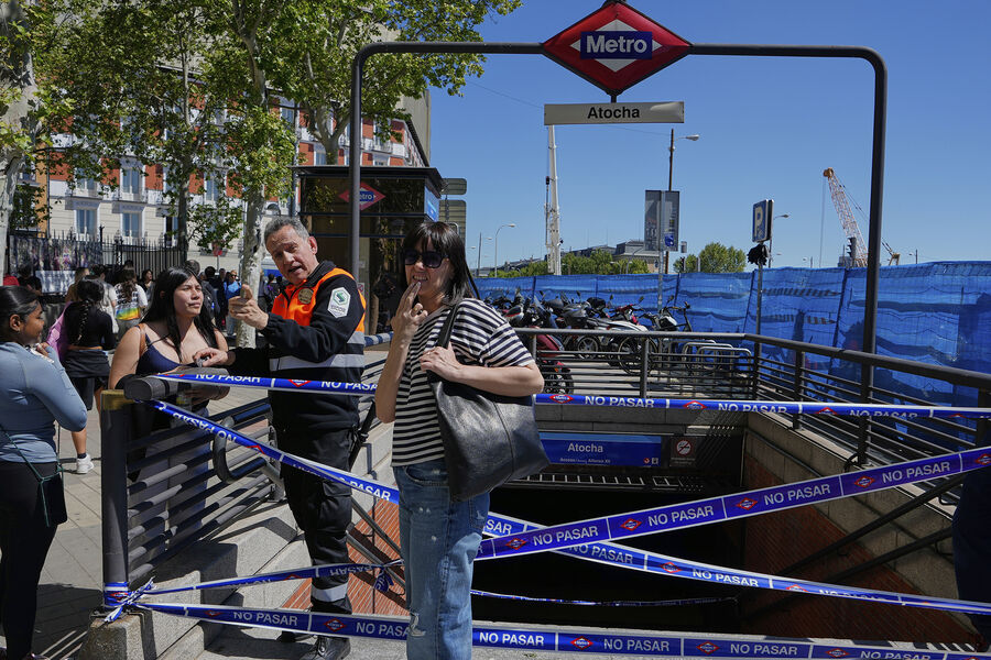 Закрытая станция метро в&nbsp;Мадриде во время общенационального отключения электроэнергии, Испания, 28&nbsp;апреля 2025&nbsp;года 