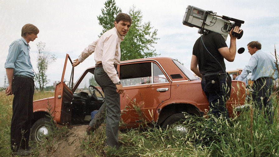 Александр Невзоров со съемочной группой на&nbsp;месте происшествия, 1990 год