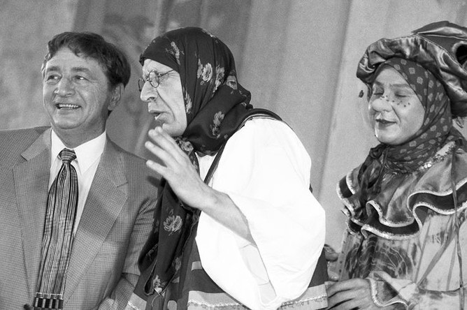 Эдуард Успенский (слева) во время встречи с юными читателями в Государственной детской библиотеке, 1994 год