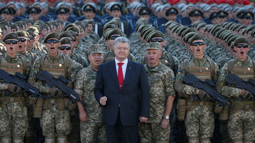 Президент Украины Петр Порошенко с военнослужащими во время репетиции военного парада в честь Дня независимости в центре Киева, 22 августа 2018 года