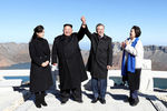 Высший руководитель КНДР Ким Чен Ын и президент Республики Корея Мун Чжэ Ин с супругами Ли Соль Чжу и Ким Чжон Сук на вершине горы Пэктусан, 20 сентября 2018 года