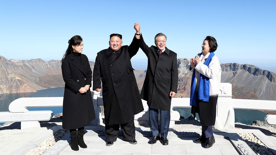Высший руководитель КНДР Ким Чен Ын и президент Республики Корея Мун Чжэ Ин с&nbsp;супругами Ли Соль Чжу и Ким Чжон Сук на&nbsp;вершине горы Пэктусан, 20 сентября 2018 года