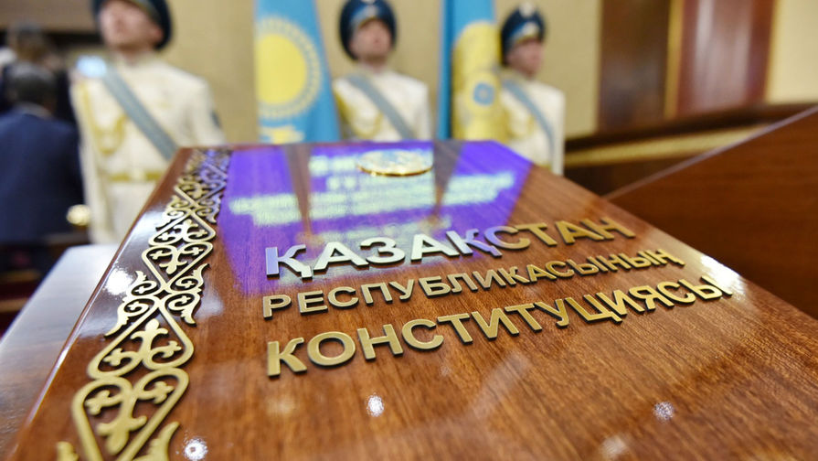 Конституция Республики Казахстан на&nbsp;церемонии передачи полномочий президента страны председателю Сената Парламента Казахстана Касым-Жомарту Токаеву, 20 марта 2019 года 