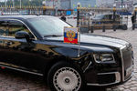 Автомобиль Aurus кортежа президента России Владимира Путина у причала президентского дворца в Хельсинки, 21 августа 2019 года