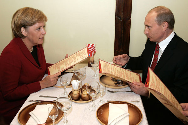 Ангела Меркель и Владимир Путин во время ужина в ресторане - трактире «Вечный зов» в Томске, 2006 год