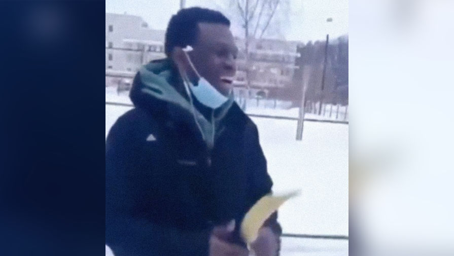 СК проверит видео с подарками для темнокожих студентов в виде бананов