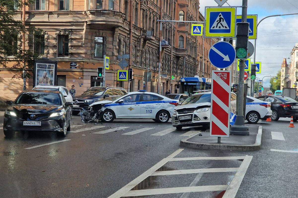 В Санкт-Петербурге полицейский автомобиль попал в ДТП, торопясь на вызов о  пожаре - Газета.Ru | Новости