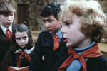 Оксана Фандера в роли школьницы (вторая слева) в фильме «Приключения Электроника» (1979)