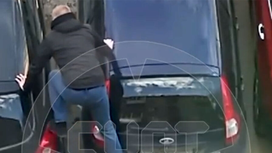 На видео попала месть соседей водителю, который блокировал авто на парковке в Екатеринбурге