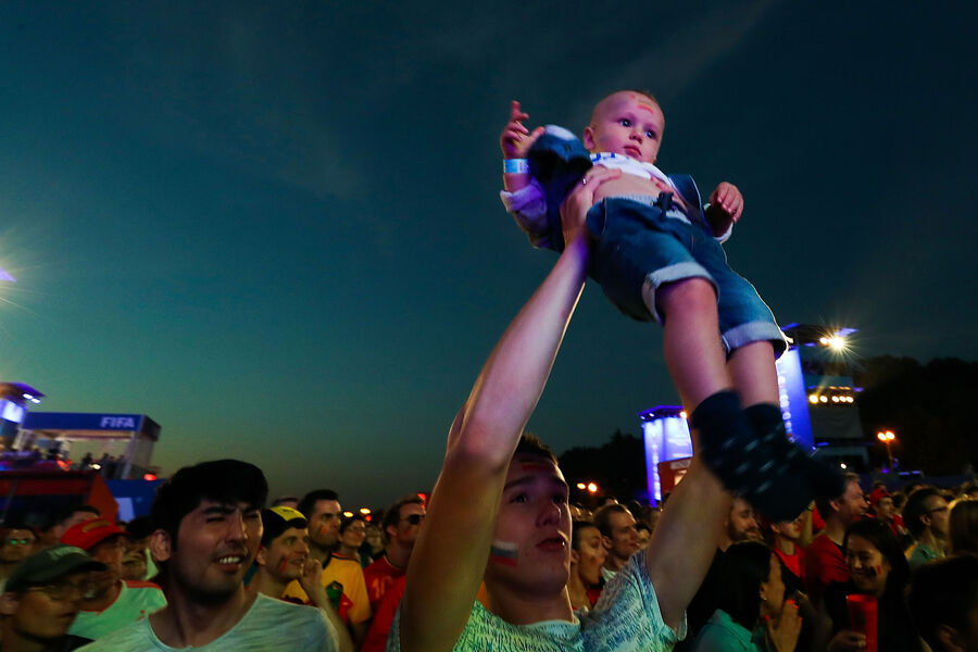 Болельщики во время чемпионата мира по&nbsp;футболу FIFA 2018, Москва, 28&nbsp;июня 2018&nbsp;года