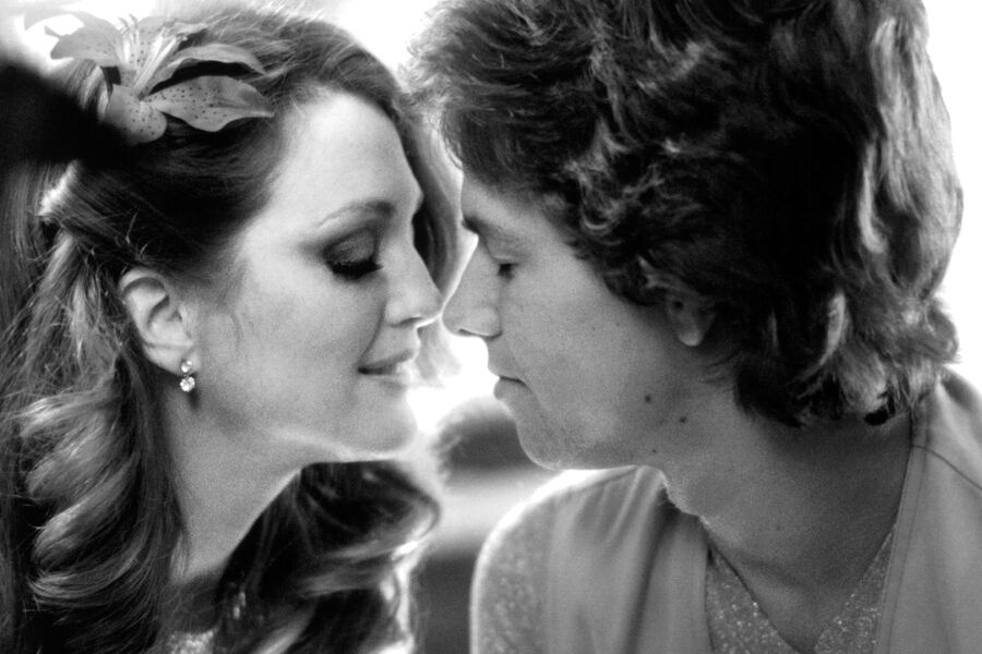 <b>&laquo;Ночи в&nbsp;стиле буги&raquo; (1997)</b>
<br><br>
Одна из&nbsp;первых больших удач в&nbsp;карьере Джулианны Мур &mdash; роль порнозвезды Эмбер Уэйвс в&nbsp;провокационной драме Пола Томаса Андерсона о&nbsp;закате &laquo;золотой эпохи&raquo; индустрии 21+. Действие разворачивается в&nbsp;конце 70-х, когда молодой официант Эдди Адамс (Марк Уолберг) становится новой звездой фильмов для&nbsp;взрослых. На&nbsp;съемочной площадке он знакомится с&nbsp;Эмбер &mdash; опытной актрисой и одновременно своеобразной &laquo;матерью&raquo; для&nbsp;всей труппы, разрывающейся между&nbsp;карьерой и личной трагедией. 