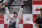 Кими Райкконен оказывает почести победителю Гран-при Испании Пастору Мальдонадо