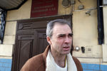 Отец Ивана Андрей Непомнящих перед зданием Басманного суда
