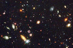 Кадр из глубокого обзора неба, в который попало минимум 1500 галактик. 1996 год