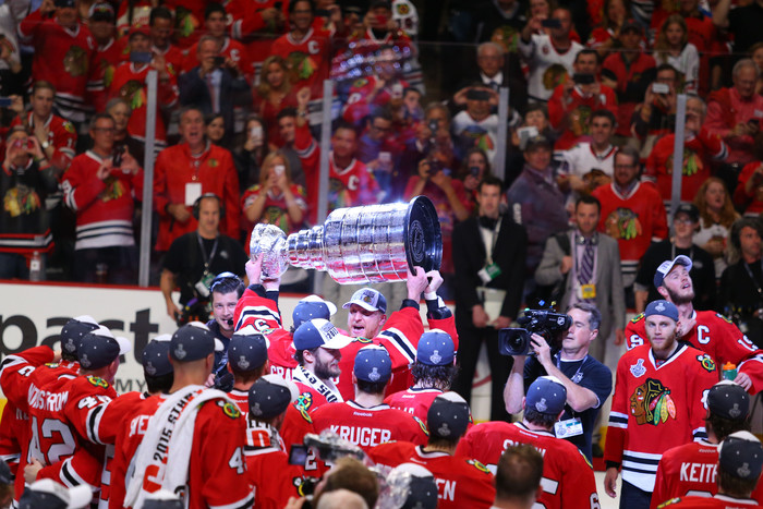 Хоккеисты «Чикаго» празднуют победу в Кубке Стэнли