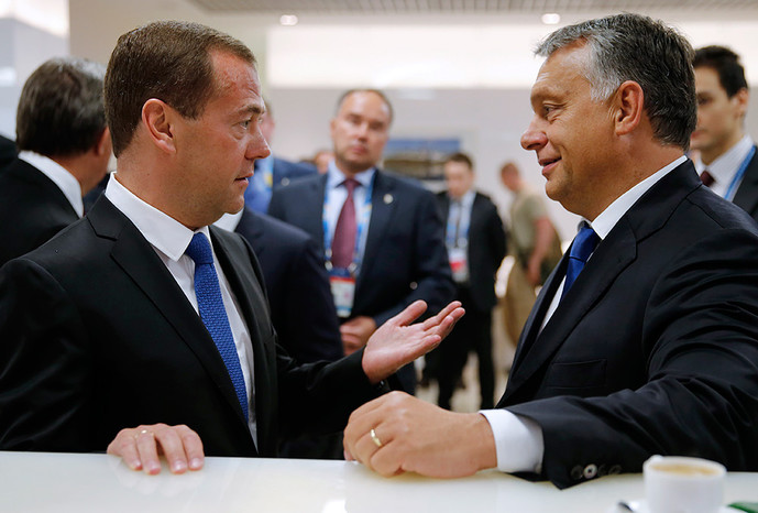 Премьер-министр РФ Дмитрий Медведев и премьер-министр Венгрии Виктор Орбан перед&nbsp;соревнованиями по&nbsp;плаванию на&nbsp;XVI чемпионате мира по&nbsp;водным видам спорта