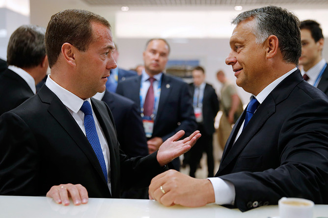 Премьер-министр РФ Дмитрий Медведев и премьер-министр Венгрии Виктор Орбан перед соревнованиями по плаванию на XVI чемпионате мира по водным видам спорта