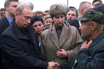 Владимир Путин во время встречи с родственниками погибших моряков, 22 августа 2000 года